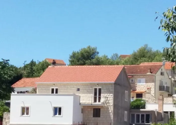 Marina Daire Sutivan